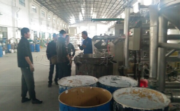 恒盛膠業總工與我公司工程師現場交流